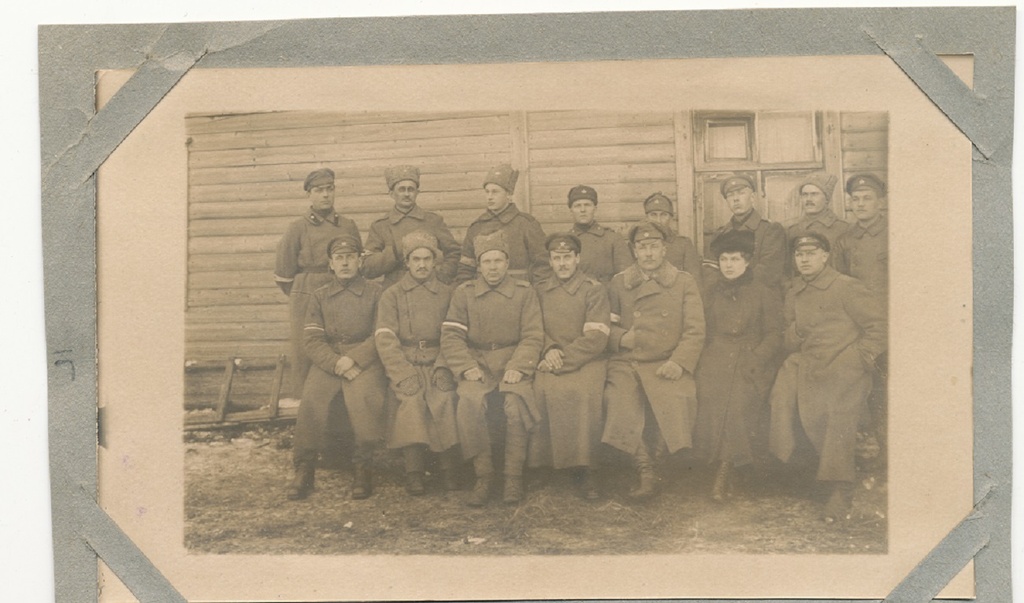 foto, Hans Tuksam koos 1. Eesti Jalaväepolgu sõduritega.