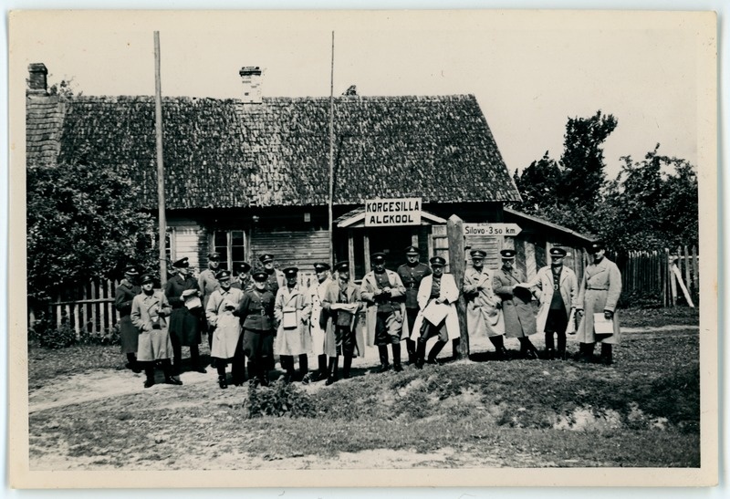 Sõjaväelased Kõrgesilla algkooli ees