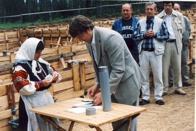 Seto Tsäimaja nurgakivi panek. Laine Lõvi, STM direktor ja Rein Järvelill, Värska vallavanem nurgakivi kapslisse pandavat materjali (raha) tutvustamas.  similar photo