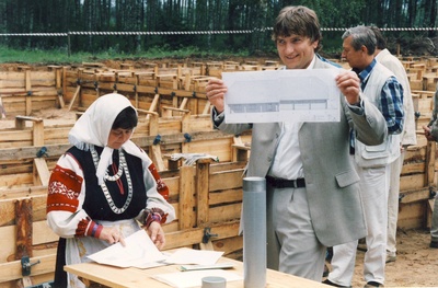 Seto Tsäimaja nurgakivi panek. Laine Lõvi, STM direktor ja Rein Järvelill,Värska vallavanem nurgakivi kapslisse pandavat materjali tutvustamas.  similar photo