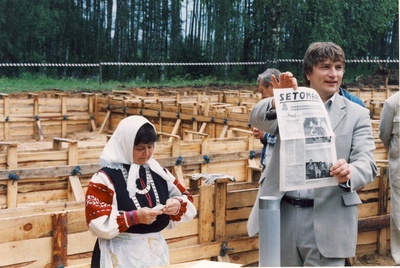 Seto Tsäimaja nurgakivi panek. Laine Lõvi, STM direktor ja Rein Järvelill,Värska vallavanem nurgakivi kapslisse pandavat materjali tutvustamas.  similar photo
