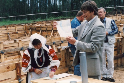 Seto Tsäimaja nurgakivi panek.Laine Lõvi,STM direktor ja Rein Järvelill,Värska vallavanem nurgakivi kapslisse pandavat materjali tutvustamas.  similar photo