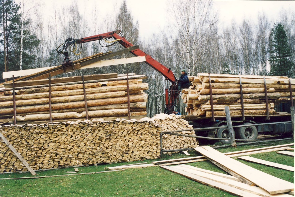 Seto Tsäimaja ehitus. Saabunud seinapalkide mahalaadimine A&H Ristpalkmajad OÜ-st.