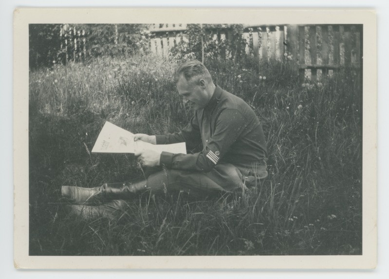 Kolonel August Kasekamp loeb lehte