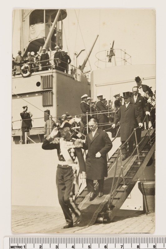 Rootsi kuningas Karl Gustav V astub laevalt maha