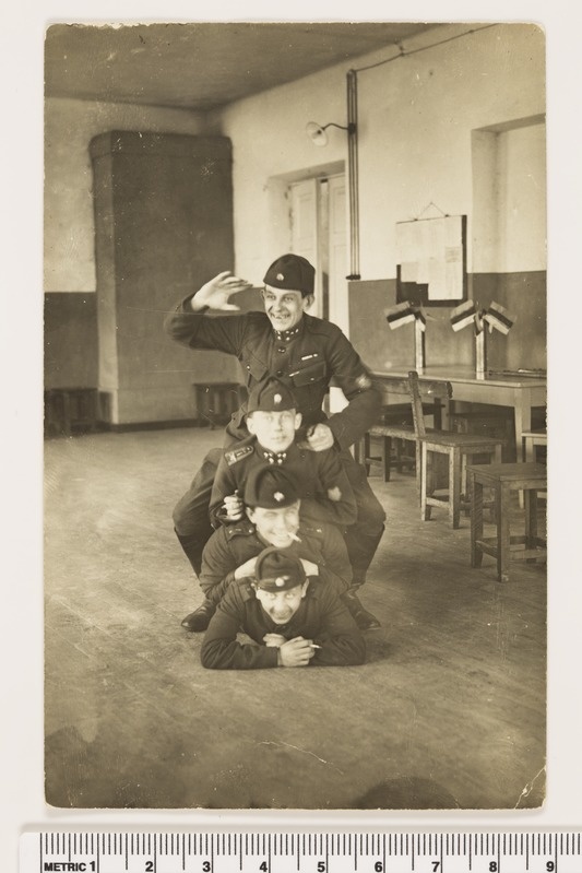 Johannes Sengbusch sõpradega kasarmus