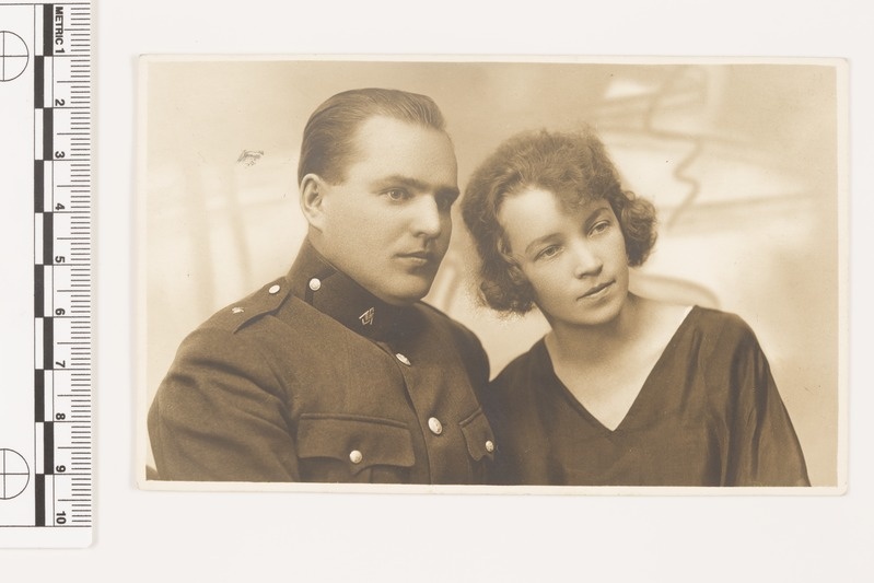 Sõjaväe vormis Johannes Hofmann/Hiielo abikaasa Elsaga