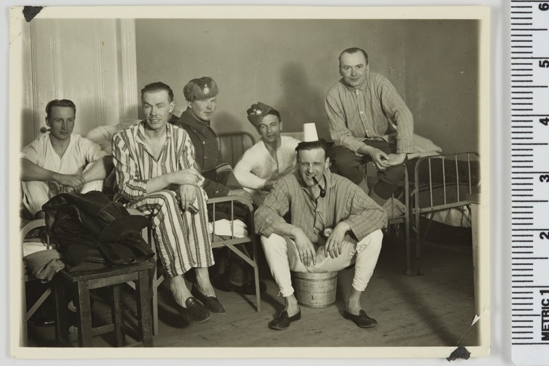 Stanley Pitka kaaslastega kasarmus