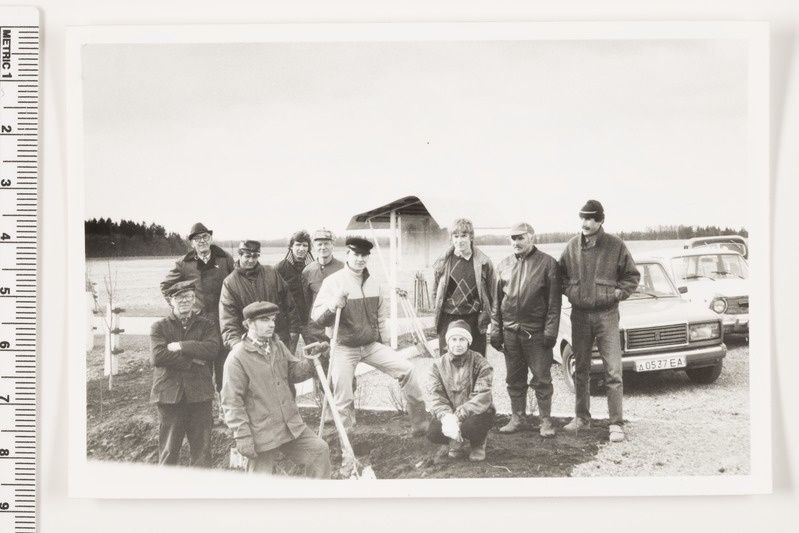 Viljandimaa Muinsuskaitse Ühenduse liikmed puid istutamas, 1991