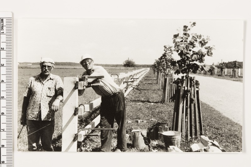 Raba talu tähise piirdeaia monteerijad, 1991