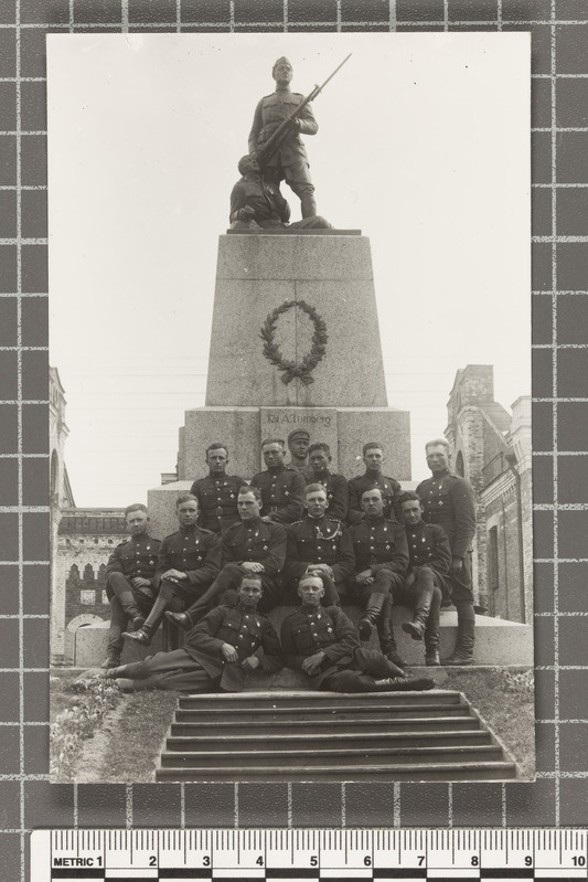 Sõjakooli kadetid Tondipoiste mälestusmärgi jalamil