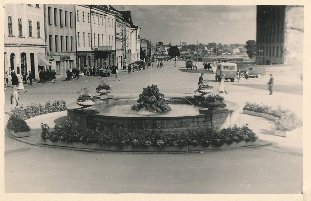 Tartu linnavaade. Raekoja plats. Ees purskkaev. Vaade raekoja juurest Emajõe suunas. 1950.a.