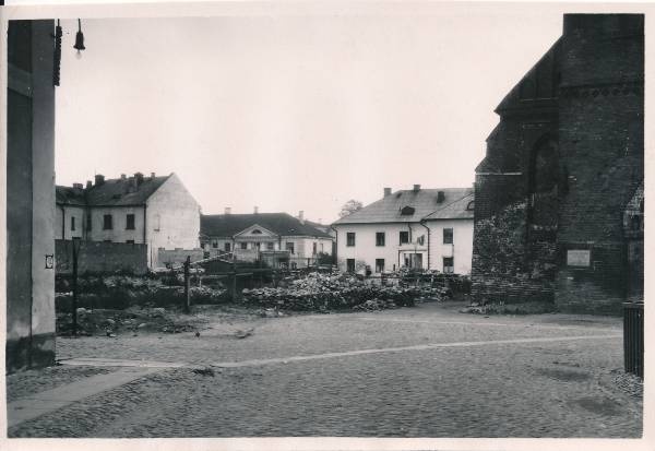 Vaade Lutsu t nurgalt Rüütli t suunas. Varemed, paremal Jaani kirik. Tartu, 1958.