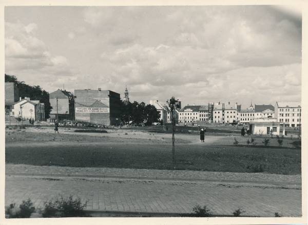 Tartu linnavaade. Vaade Vanemuise ja hävinud Uueturu tn nurgalt kesklinna suunas. Taga raekoda ja Raekoja platsi majad. Tartu, 1947-1948.a.