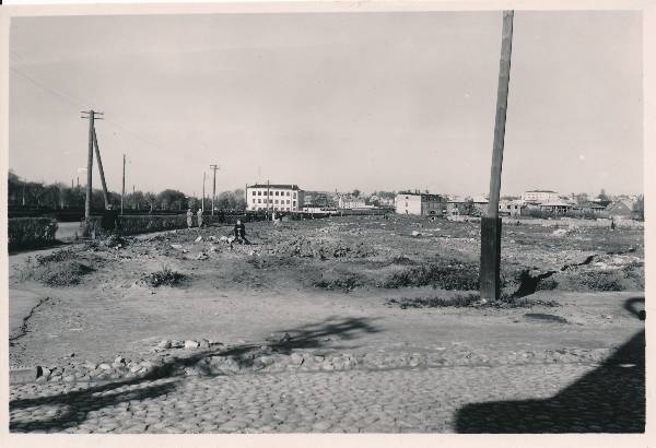 Leningradi mnt (Narva mnt). Kauguses (vasakul) Leningradi mnt 4. Tartu, 1958.