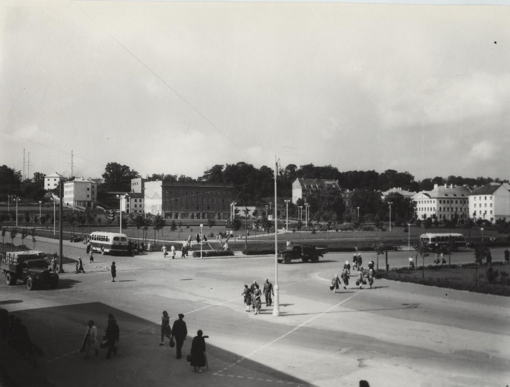 Vaade Nõukogude (Küüni) ja hävinud Uueturu t nurgalt kesklinna suunas.  Taga haljasala, Ülikooli t, Kitsas t.  Tartu, 1955-1965.