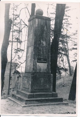 Tartu linnavaade. Johann Karl Simon Morgensterni (1770-1852) mälestussammas Toomemäel. 1960.a.  duplicate photo