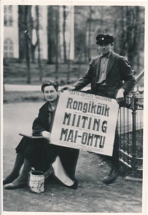 Töölisliikumine. Vanda Irs ja E.Millert plakateid kleepimas. Tartu, 1932.a.
