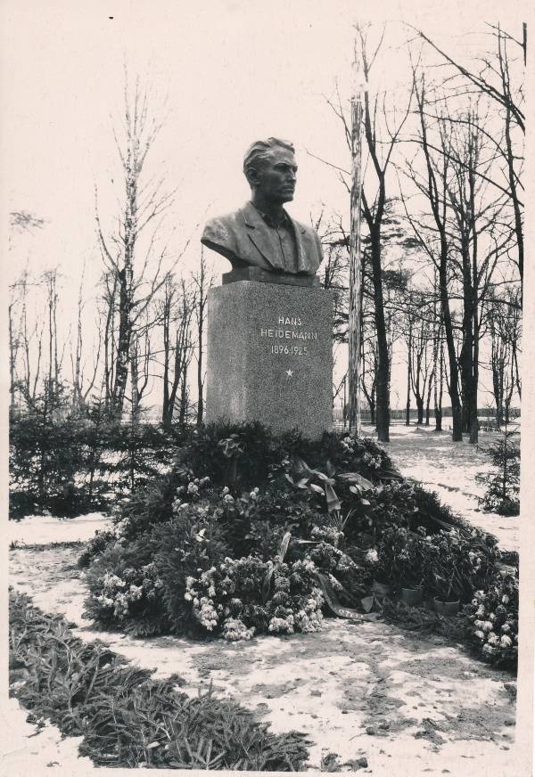 Tartu linnavaade. Hans Heidemanni (1896-1925) hauasammas Tähtvere pargis. 1960.a.