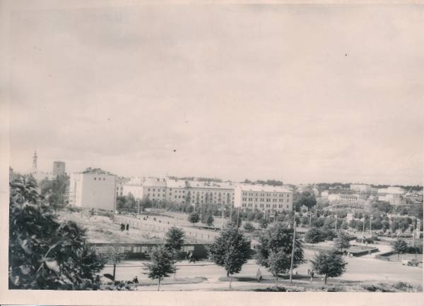 Teater Vanemuine, ehitamine (vasakul). Vaade Lille mäelt kesklinnale.  Tartu, 26.06.1961.