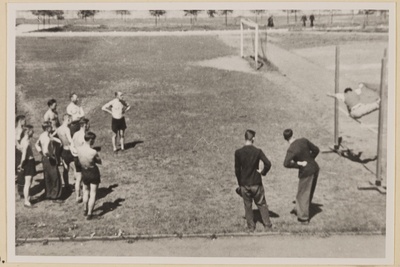 Kehalise kasvatuse instruktor Theodor Sulg demonstreerib kõrgushüppetehnikat  duplicate photo