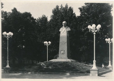 Tartu linnavaade. Friedrich Reinhold Kreutzwaldi (1803-1882) mälestussammas Emajõe äärses pargis. 1960ndatel.  duplicate photo