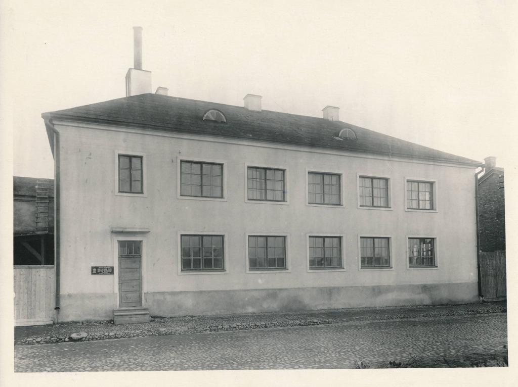 Tartu Linna Tööstuskombinaadi kapitaalmahutustega ehitatud elanikkonda teenindav tööstustsehh Pikk 12. 1950-1960