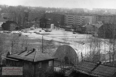 Ees Kivi t ja kaarhall, taga Raatuse t  äärne plats.  Tartu, 1998. Foto Aldo Luud.  similar photo
