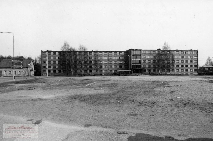 TÜ arstiteaduskonna ühiselamu (Narva mnt 89). Tartu, 1998. Foto Aldo Luud.