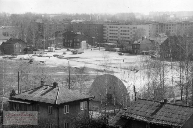 Vaade Raatuse t äärsele platsile. Tartu, 1998. Foto Aldo Luud.