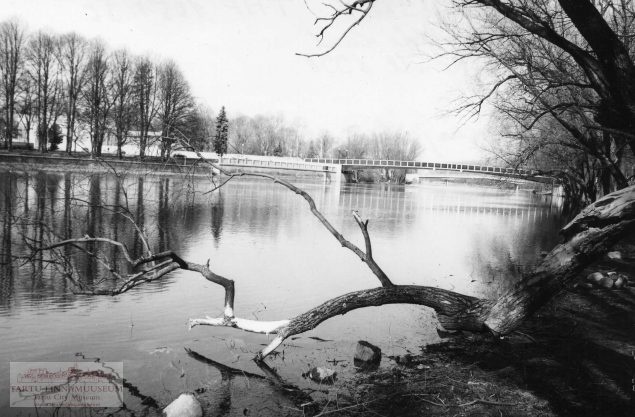 Emajõgi: ees jalakäijate sild (raudsild) Laia t juures. Tartu, 1998. Foto Aldo Luud.