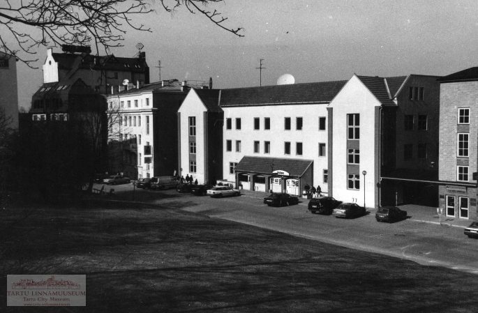 Kaubahall (Ülikooli t poolne külg). Tartu, 1998. Foto Aldo Luud.