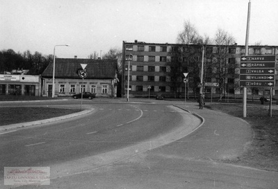 Narva maantee ringristmik. Taga Narva mnt 91 (keskel) ja Narva mnt  89 (paremal), Tartu, 1998. Foto Aldo Luud.  duplicate photo