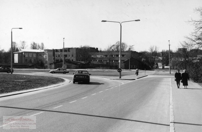 Narva maantee vaade; otsetee - hävinud Vene tänav.  Vasakul Narva mnt 4.  Tartu, 1998. Foto Aldo Luud.