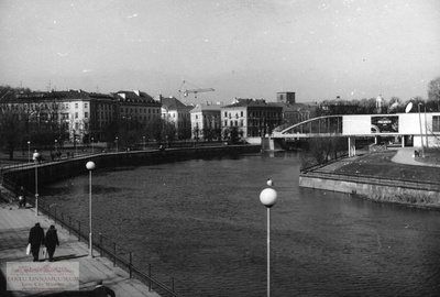 Emajõe kaldad. Vaade Võidu sillalt kesklinna suunas. Taga kaarsild,  paremal ööklubi Atlantis. Tartu, 1998. Foto Aldo Luud.  similar photo