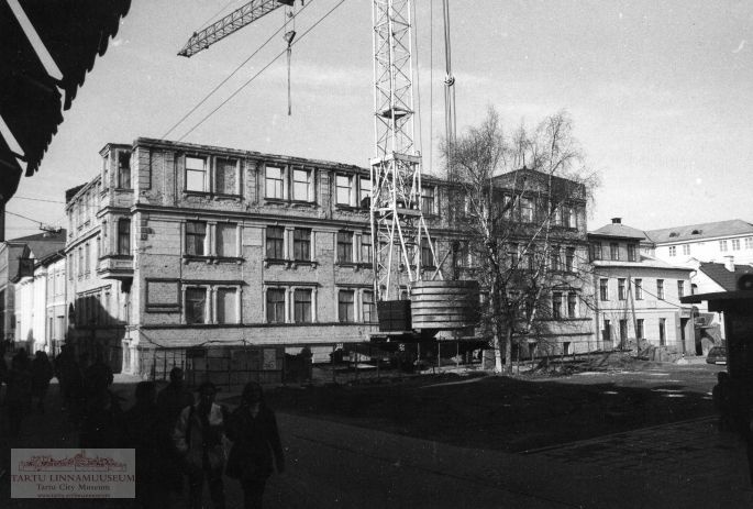 Rüütli 9: endise õllerestoranina Humal tuntud hoone lammutamine. Tartu, 1998. Foto Aldo Luud.