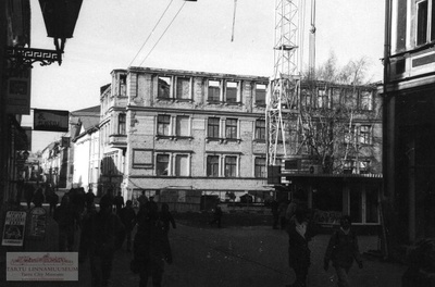 Rüütli 9: endise õllerestoranina Humal tuntud hoone lammutamine. Tartu, 1998. Foto Aldo Luud.  similar photo