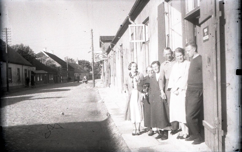 Tallinna änav Kuressaares, paremal maja ees grupp inimesi