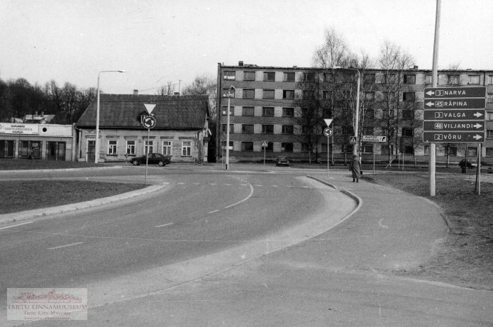 Narva maantee ringristmik. Taga Narva mnt 91 (keskel) ja Narva mnt  89 (paremal), Tartu, 1998. Foto Aldo Luud.