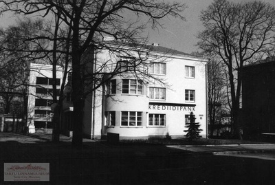 Krediidipank (Akadeemia 3). Tartu, 1998. Foto Aldo Luud.  similar photo