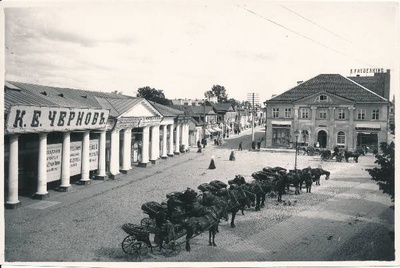 Aleksandri t. Vasakul kaubahoov, taga hotell London, ees voorimeeste ooteplats. Tartu, 1900-1910.  duplicate photo