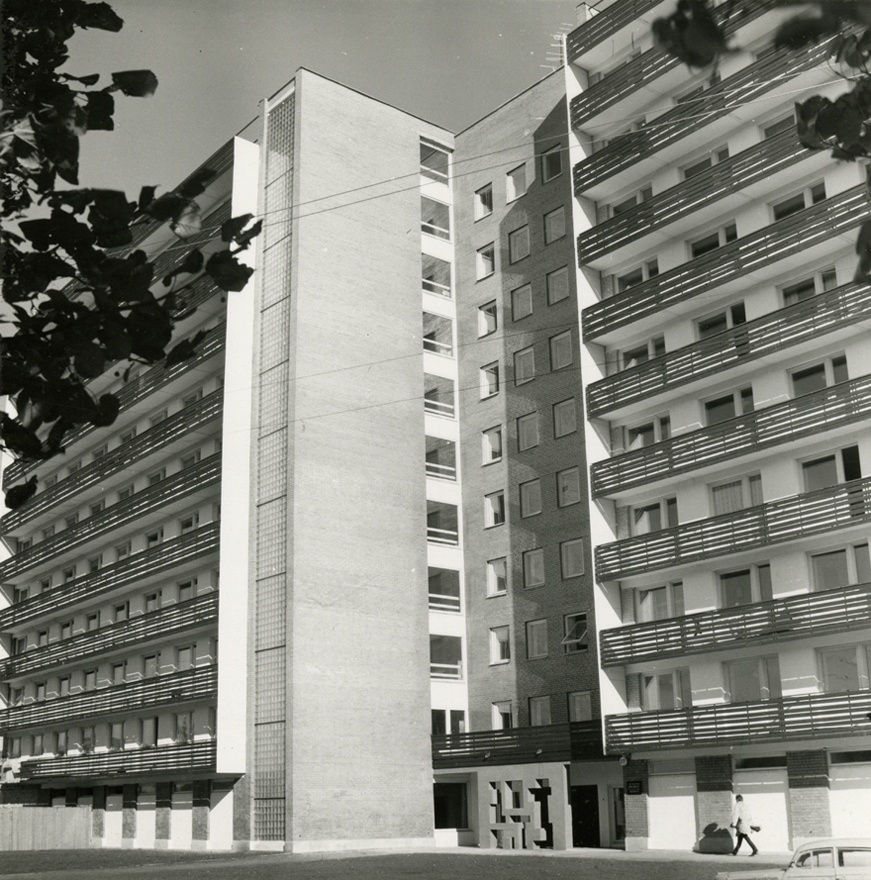 Tartu Ülikooli ühiselamu, vaade hoone peafassaadile alt üles. Arhitektid Raul-Levroit Kivi, Helmi Sakkov