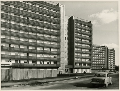 Tartu Ülikooli ühiselamud, vaade piki tänavat, esiplaanil auto. Arhitektid Raul-Levroit Kivi, Helmi Sakkov  duplicate photo
