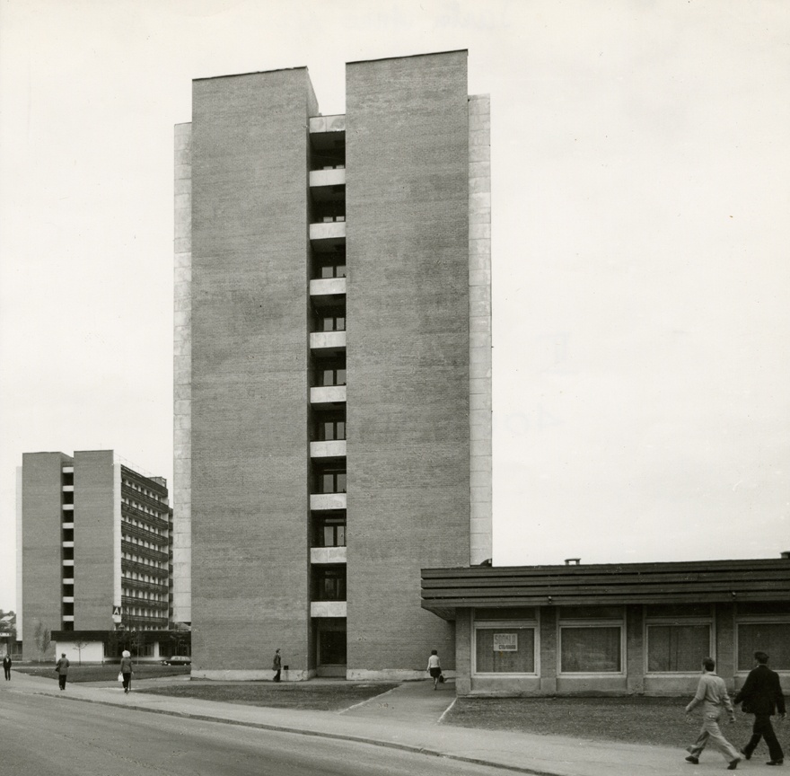 Tartu Ülikooli ühiselamud, vaade hoonetele küljelt. Arhitektid Raul-Levroit Kivi, Helmi Sakkov