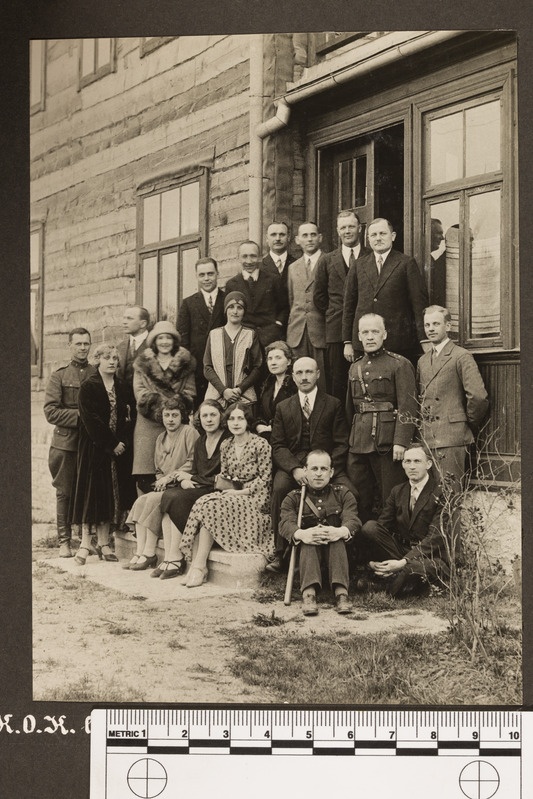 Kaitsevägede Staabi Ohvitseridekogu liikmed ja külalised suvekodus Pirital 1930