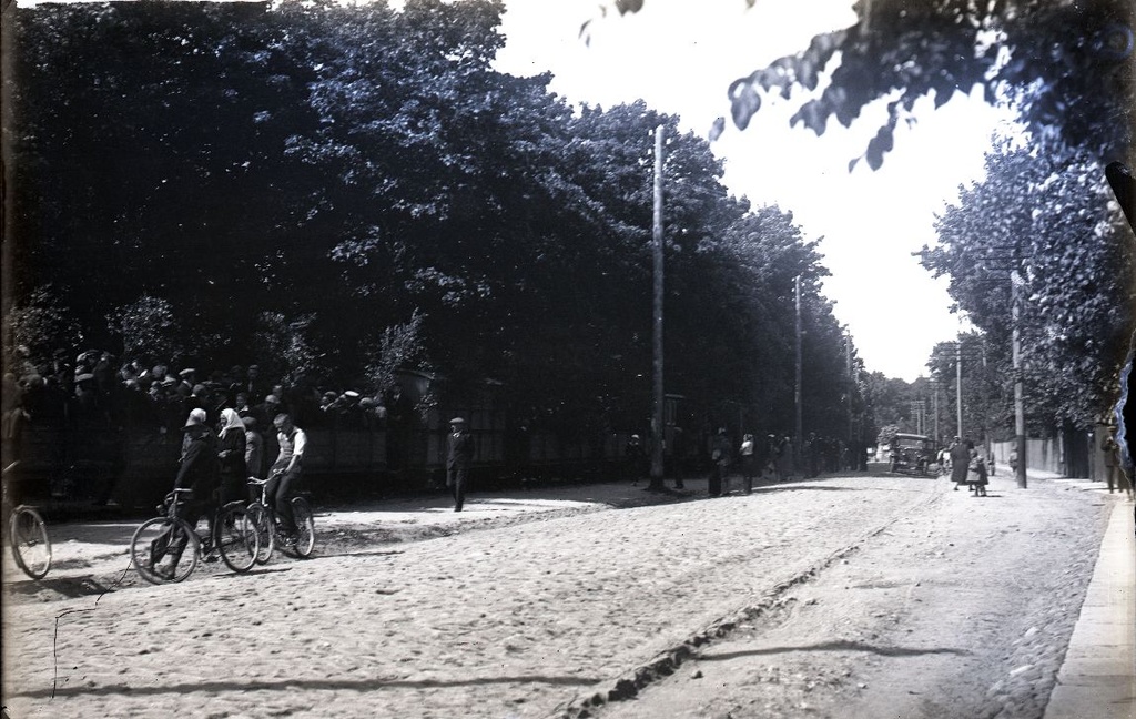 Allee tänav Kuressaares, pargi serval seisab "Susla"