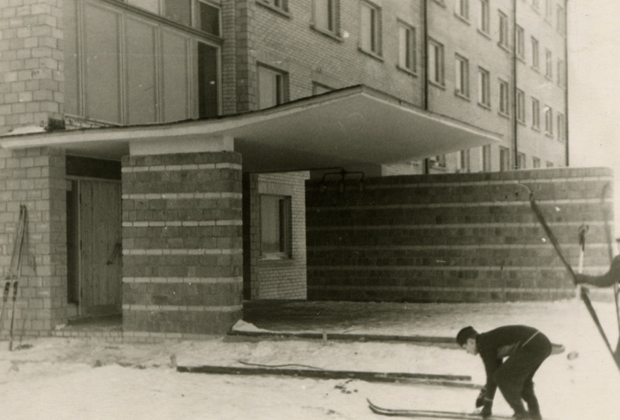 Tallinna Tehnikaülikooli ühiselamu, 2 hoone vaadet. Arhitektid Uno Tölpus, Henno Sepmann, Olga Kontšajeva