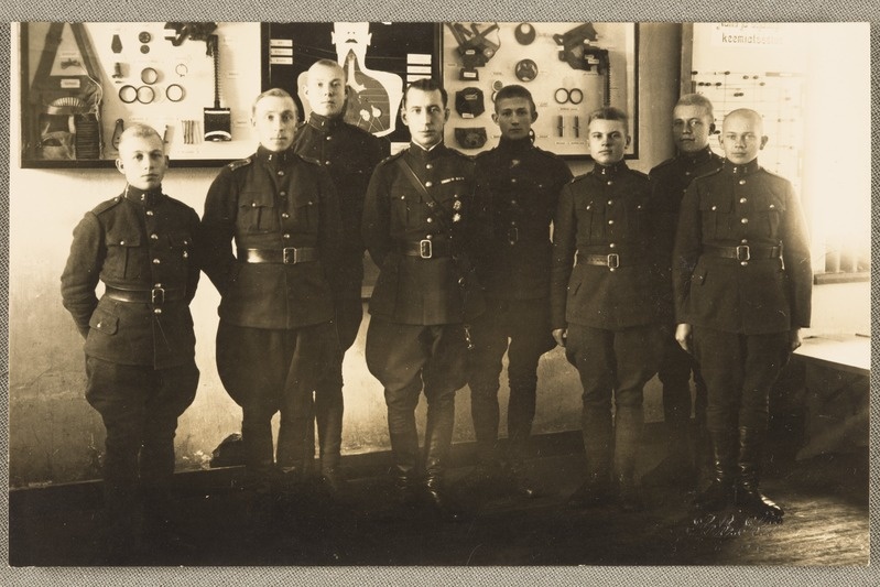 foto, 1. jalaväerügemendi ohvitserid (Sergei Leets keskel).