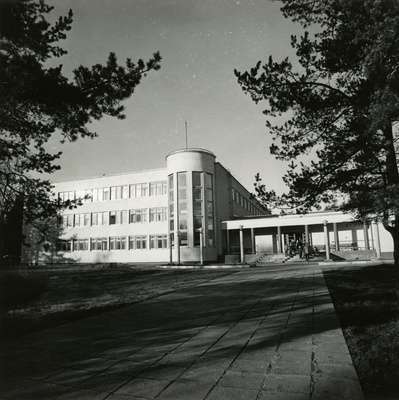 Tallinna end 27. keskkool, praegu Rahumäe põhikool, esifassaadi vaade. Arhitekt Maarja Nummert  similar photo