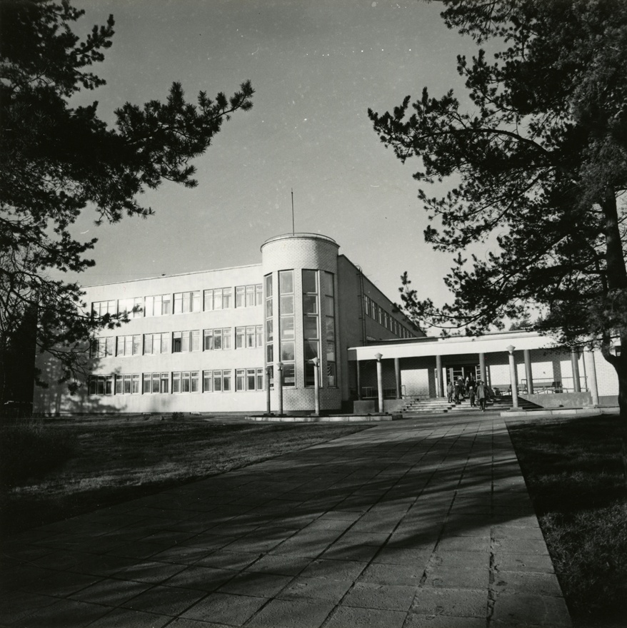 Tallinna end 27. keskkool, praegu Rahumäe põhikool, esifassaadi vaade. Arhitekt Maarja Nummert